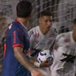 Deivid Washington comemorando gol pelo Santos contra o Bragantino