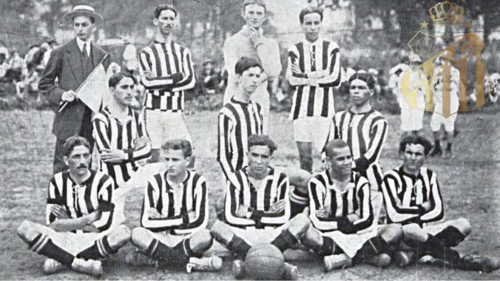 Time do Santos FC em 1913, ano em que adotou as cores preto e branco e venceu o Campeonato Santista.