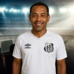 Foto de torcedores apaixonados pelo Santos FC desde a era Pelé