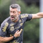 Pedro Caixinha à beira do campo antes de ser demitido pelo Santos