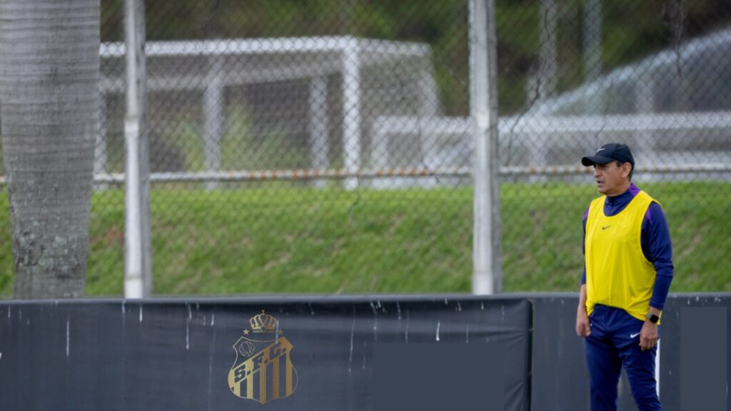 Ramón Díaz durante treinamento — estilo técnico avaliado pelo Santos