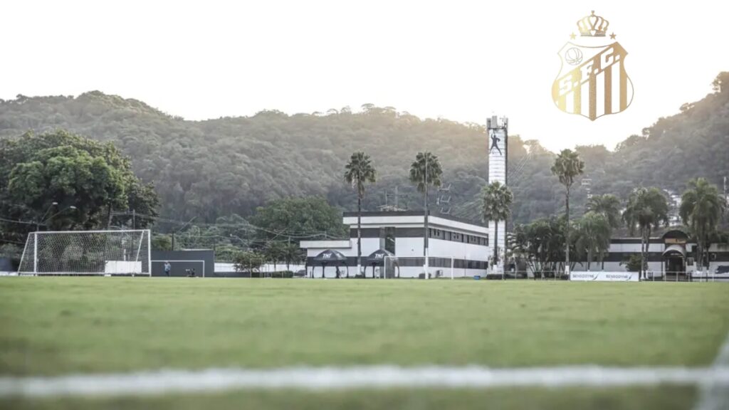 Técnico interino César Sampaio comanda o treino tático do Santos